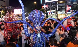Hàng nghìn người hóa trang xuống phố đi bộ đêm Halloween Hàng nghìn người hóa trang xuống phố đi bộ đêm Halloween