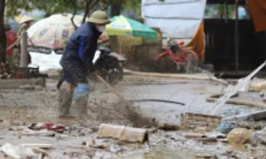 Người Quảng Bình dọn dẹp sau lũ Người Quảng Bình dọn dẹp sau lũ