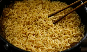 Lý do trẻ không nên dùng mì ăn liền thường xuyên Lý do trẻ không nên dùng mì ăn liền thường xuyên