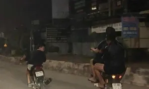 Ba thanh niên 'bốc đầu' xe máy trên quốc lộ 51 bị tạm giữ Ba thanh niên 'bốc đầu' xe máy trên quốc lộ 51 bị tạm giữ
