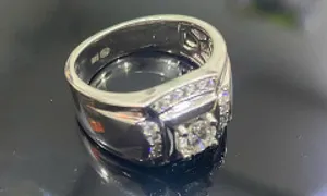 Trộm nhẫn kim cương trong cửa hàng vàng bạc Trộm nhẫn kim cương trong cửa hàng vàng bạc