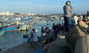 Nam du khách bị sóng cuốn ở Phú Quý đã tử vong Nam du khách bị sóng cuốn ở Phú Quý đã tử vong