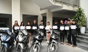 10 'quái xế' bị tạm giữ trong vụ tông chết cô gái đang chờ đèn đỏ 10 'quái xế' bị tạm giữ trong vụ tông chết cô gái đang chờ đèn đỏ