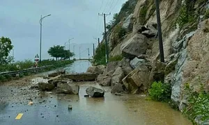 Đá lở rơi xuống đường ven biển Ninh Thuận