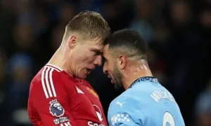 Hojlund làm thơ chế giễu hậu vệ Man City Hojlund làm thơ chế giễu hậu vệ Man City