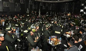 Đội phó cảnh sát báo tin 'có kiểm tra' cho chủ quán bar Phương Lâm Đội phó cảnh sát báo tin 'có kiểm tra' cho chủ quán bar Phương Lâm