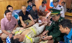 Tàu chở hơn 12.000 tấn clinker bị sóng đánh chìm