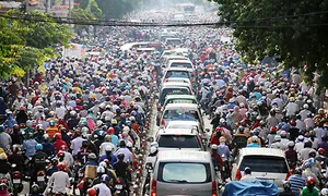 Tôi lái ôtô bất lực vì đám đông chen ngang Tôi lái ôtô bất lực vì đám đông chen ngang