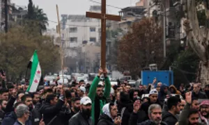 Hàng nghìn người Syria biểu tình phản đối vụ đốt cây thông Noel Hàng nghìn người Syria biểu tình phản đối vụ đốt cây thông Noel