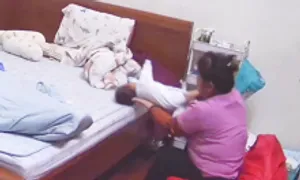 Người giúp việc bạo hành bé trai bị tạm giam Người giúp việc bạo hành bé trai bị tạm giam