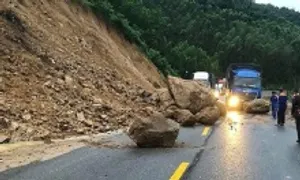 Đá lớn rơi xuống đường đèo An Khê Đá lớn rơi xuống đường đèo An Khê