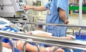 Dây mũ áo mắc vào cầu trượt khiến bé gái ngừng thở Dây mũ áo mắc vào cầu trượt khiến bé gái ngừng thở