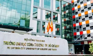 Sinh viên phản ứng vì trường thu học phí sát Tết Sinh viên phản ứng vì trường thu học phí sát Tết