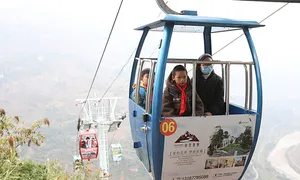 Học sinh đến trường bằng cáp treo và thang máy Học sinh đến trường bằng cáp treo và thang máy