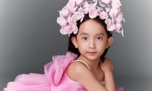 Con gái Đỗ Mạnh Cường xách 5 túi hiệu màu hồng Con gái Đỗ Mạnh Cường xách 5 túi hiệu màu hồng