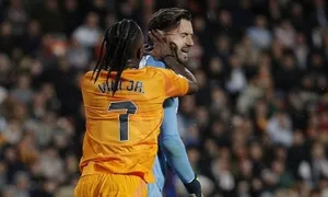 Vinicius bị đuổi khi Real lên dẫn đầu La Liga Vinicius bị đuổi khi Real lên dẫn đầu La Liga