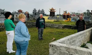 Hướng dẫn viên đưa khách nước ngoài thăm bà đẻ, xem nghĩa trang Hướng dẫn viên đưa khách nước ngoài thăm bà đẻ, xem nghĩa trang