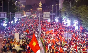 Người hâm mộ 'cháy' suốt đêm đến sáng Người hâm mộ 'cháy' suốt đêm đến sáng