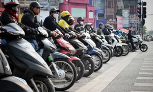 Tăng 10 lần mức phạt với người đi xe máy lên vỉa hè, 4-6 triệu đồng Tăng 10 lần mức phạt với người đi xe máy lên vỉa hè, 4-6 triệu đồng