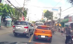 Tôi bị dí còi đòi vượt khi lái xe 57 km/h trên đường 60 km/h Tôi bị dí còi đòi vượt khi lái xe 57 km/h trên đường 60 km/h