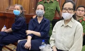 Giám đốc lừa bán dự án 'ma' ngất xỉu khi bị đề nghị án chung thân Giám đốc lừa bán dự án 'ma' ngất xỉu khi bị đề nghị án chung thân