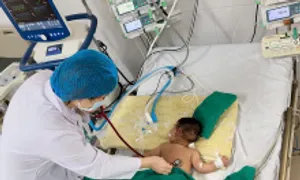 Em bé suýt chết do biến chứng suy hô hấp từ sởi Em bé suýt chết do biến chứng suy hô hấp từ sởi