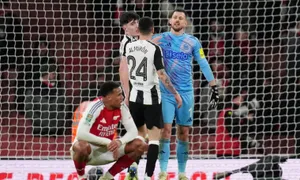 Arsenal lâm nguy ở bán kết Cup Liên đoàn Arsenal lâm nguy ở bán kết Cup Liên đoàn