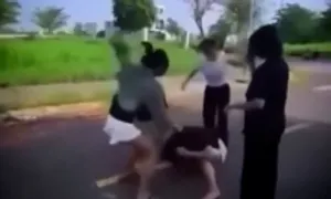 Nữ sinh lớp 7 bị đánh hội đồng, xé quần áo Nữ sinh lớp 7 bị đánh hội đồng, xé quần áo