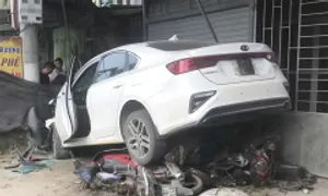 Ôtô 5 chỗ tông 7 xe máy Ôtô 5 chỗ tông 7 xe máy