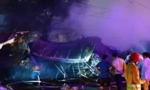 Cảnh đổ nát sau đám cháy trong chợ Thanh Đa Cảnh đổ nát sau đám cháy trong chợ Thanh Đa