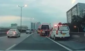 Ôtô đang chạy bật đèn khẩn cấp có bị phạt? Ôtô đang chạy bật đèn khẩn cấp có bị phạt?