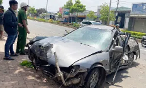 Ôtô biến dạng sau tai nạn, 3 người bị thương Ôtô biến dạng sau tai nạn, 3 người bị thương