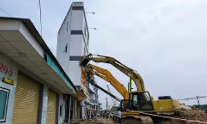 Nhà ba tầng bị nghiêng khi thi công Vành đai 3 TP HCM Nhà ba tầng bị nghiêng khi thi công Vành đai 3 TP HCM