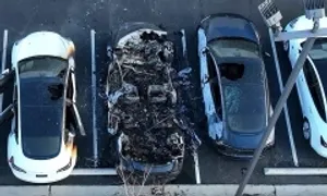 FBI coi loạt vụ phá hoại xe Tesla là 'hành vi khủng bố' FBI coi loạt vụ phá hoại xe Tesla là 'hành vi khủng bố'