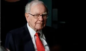 Warren Buffett: 10 điều người nghèo thường lãng phí Warren Buffett: 10 điều người nghèo thường lãng phí