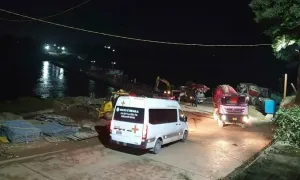 Bộ đội mở cầu phao trong đêm cứu trẻ nguy kịch Bộ đội mở cầu phao trong đêm cứu trẻ nguy kịch