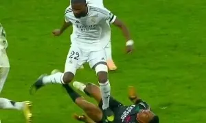 Sao Real thoát thẻ dù dẫm lên bụng cầu thủ Arsenal Sao Real thoát thẻ dù dẫm lên bụng cầu thủ Arsenal