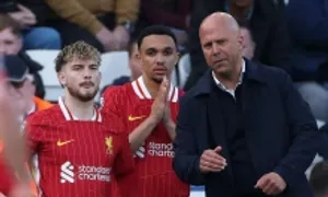 Carragher: 'Liverpool nên để Alexander-Arnold dự bị hết mùa' Carragher: 'Liverpool nên để Alexander-Arnold dự bị hết mùa'
