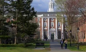 Chính quyền Trump có thể cắt thêm 1 tỷ USD tài trợ của Harvard Chính quyền Trump có thể cắt thêm 1 tỷ USD tài trợ của Harvard