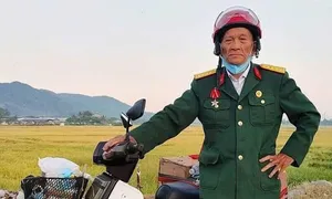Cựu chiến binh U80 chạy xe máy vào TP HCM xem diễu binh Cựu chiến binh U80 chạy xe máy vào TP HCM xem diễu binh