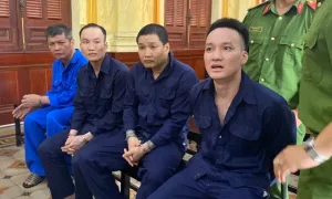 Bi kịch người cha già quỳ gối, chắp tay sau khi con bị tuyên án tử Bi kịch người cha già quỳ gối, chắp tay sau khi con bị tuyên án tử