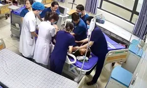 Y bác sĩ bị hành hung vẫn ép tim cứu trẻ Y bác sĩ bị hành hung vẫn ép tim cứu trẻ