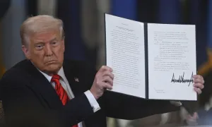 Ông Trump ký sắc lệnh yêu cầu tài xế xe tải thành thạo tiếng Anh Ông Trump ký sắc lệnh yêu cầu tài xế xe tải thành thạo tiếng Anh