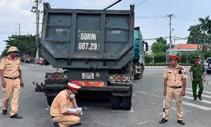 Xe đầu kéo va chạm xe máy, hai người chết Xe đầu kéo va chạm xe máy, hai người chết