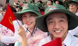 Dàn sao xuống đường xem diễu binh cùng biển người Dàn sao xuống đường xem diễu binh cùng biển người