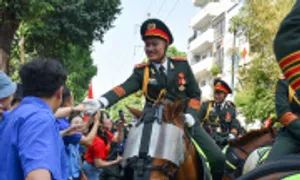 Phút chia tay của các chiến sĩ diễu binh và người dân Phút chia tay của các chiến sĩ diễu binh và người dân