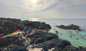 Du khách nườm nượp đổ về đảo hình thành từ núi lửa Du khách nườm nượp đổ về đảo hình thành từ núi lửa