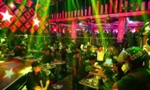 Hơn 300 cảnh sát đột kích 'đại tiệc ma túy' mở trong quán bar Hơn 300 cảnh sát đột kích 'đại tiệc ma túy' mở trong quán bar