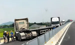Xe đầu kéo chắn ngang đường, cao tốc Bãi Vọt - Hàm Nghi ùn tắc Xe đầu kéo chắn ngang đường, cao tốc Bãi Vọt - Hàm Nghi ùn tắc
