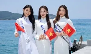 Thí sinh Hoa hậu Hoàn vũ Việt Nam tạo dáng với áo dài Thí sinh Hoa hậu Hoàn vũ Việt Nam tạo dáng với áo dài
